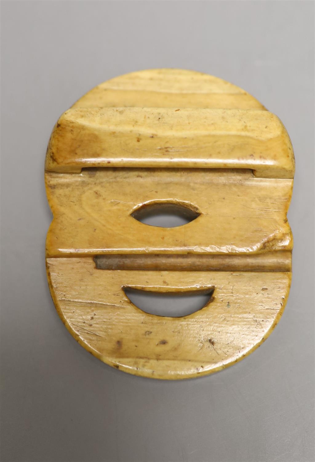 A 17th / 18th century Chinese ivory belt buckle, height 6cm